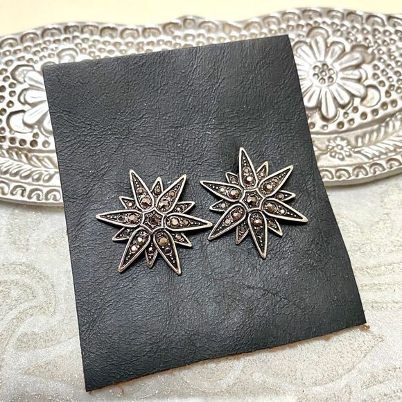 STAR FLOWER SHAPED SILVER & GUNMETAL TONE EARRINGS WITH MARCASITE STONES NIB - Picture 3 of 8